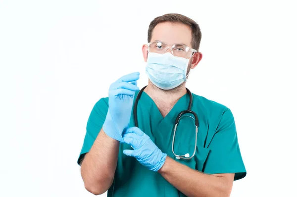 Médico Masculino com estetoscópio e máscara protetora e luvas . — Fotografia de Stock