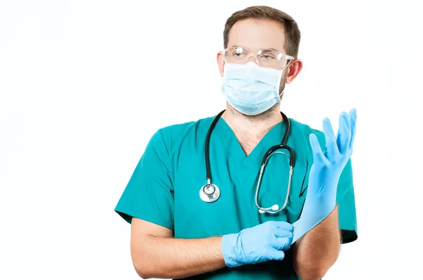 Médico Masculino com estetoscópio e máscara protetora e luvas . — Fotografia de Stock