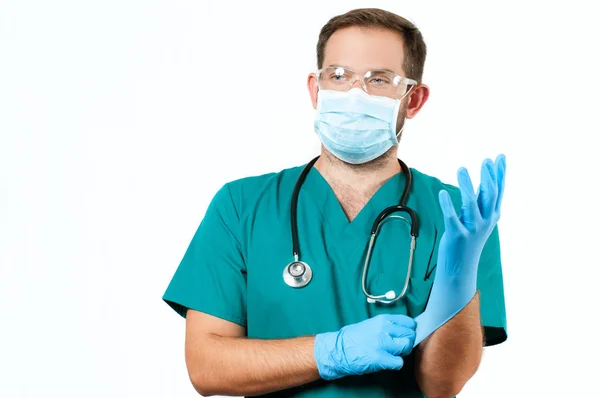 Médico Masculino com estetoscópio e máscara protetora e luvas . — Fotografia de Stock