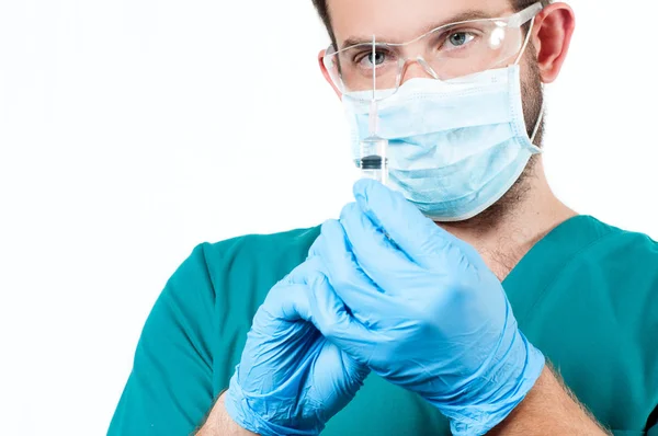 Médico com seringa pronta para fazer a injeção . — Fotografia de Stock