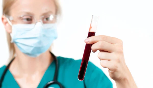 Médica a fazer o exame de sangue — Fotografia de Stock