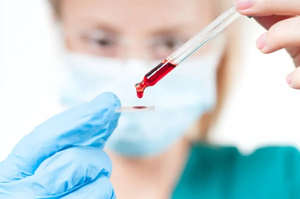 Женщина-врач делает анализ крови — стоковое фото