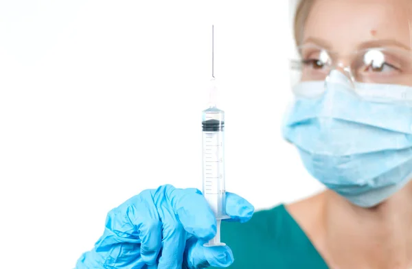 Lekarka z strzykawki. Pielęgniarka wybiera szczepionki do strzykawki — Zdjęcie stockowe