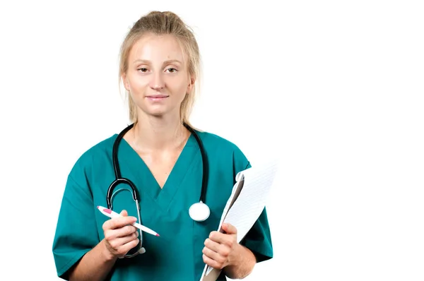 Läkare i scrubs med stetoskop. Medicinska begrepp — Stockfoto