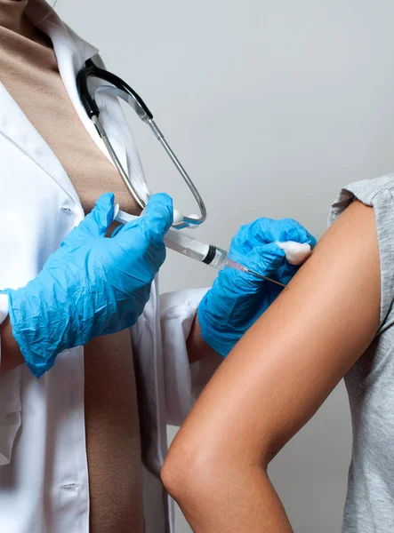 Vacunación. Médico inyectando la vacuna contra la gripe en el brazo del paciente . —  Fotos de Stock