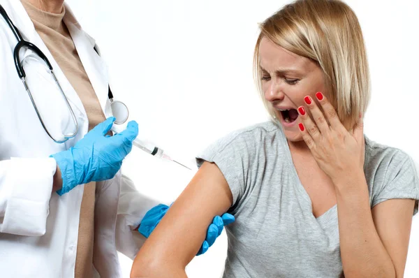 Vacunación. Médico con jeringa que realiza la vacunación al paciente —  Fotos de Stock