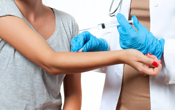 Vacunación. Médico inyectando la vacuna contra la gripe en el brazo del paciente —  Fotos de Stock