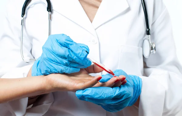 Lekarz i pacjent. Badanie krwi z palca. — Zdjęcie stockowe