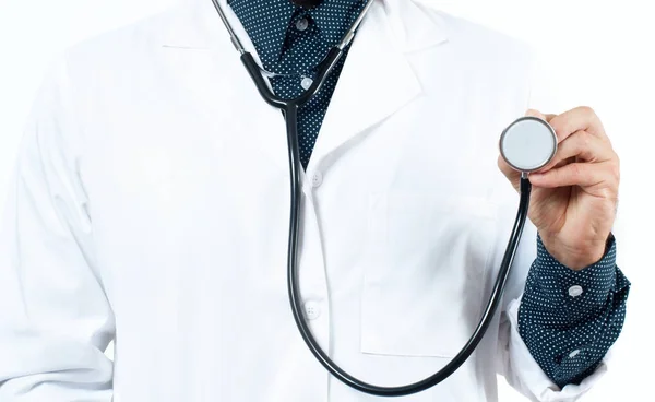 Läkare med stetoskop i händerna — Stockfoto