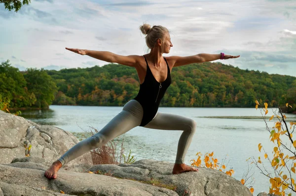 Portret van mooie jonge vrouw die het beoefenen van yoga. — Stockfoto