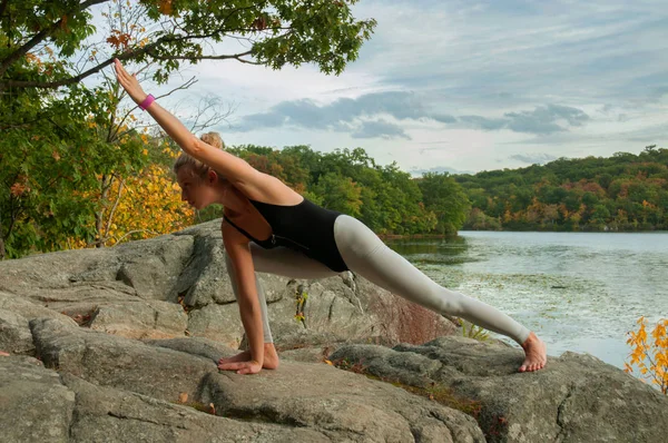 Portret van mooie jonge vrouw die het beoefenen van yoga. — Stockfoto
