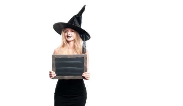 Счастливая женщина в костюме ведьмы на Хэллоуин в шляпе — стоковое фото