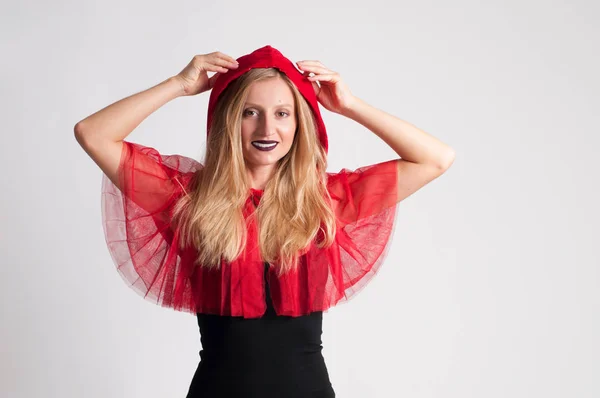 Mulher bonita em traje de Halloween Chapeuzinho vermelho — Fotografia de Stock