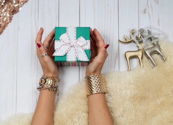 Mani femminili con regalo. Accessori moda, orologi da polso, bracciali glamour — Foto Stock