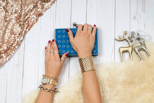 Mani femminili con gioielli. Accessori moda, orologi da polso, bracciali glamour — Foto Stock