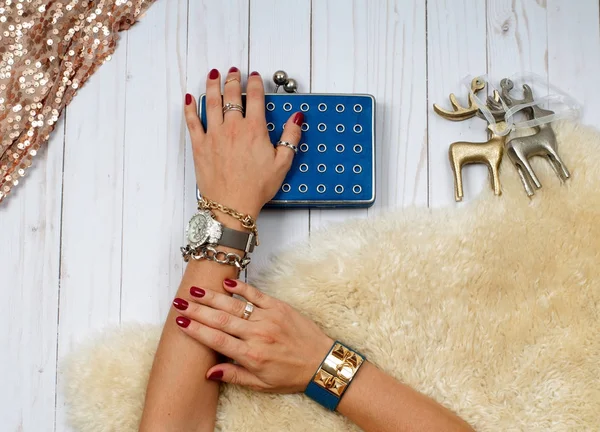 Manos femeninas con joyas. Accesorios de moda, relojes de pulsera, pulseras de glamour —  Fotos de Stock