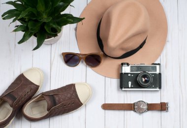  Sonbahar kıyafetleri, spor ayakkabı ve şık şapka. Moda aksesuarları