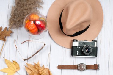 Sonbahar yaprakları ile kadınlar için sonbahar Aksesuar.  