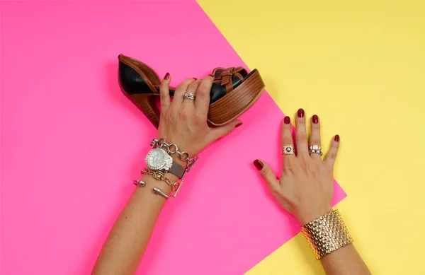 Ženské ruce s šperky. Módní doplňky, hodinky, náramky Glamour — Stock fotografie