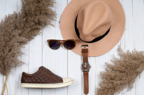 Ropa de otoño, zapatillas de deporte y sombrero con estilo. Accesorios de moda — Foto de Stock