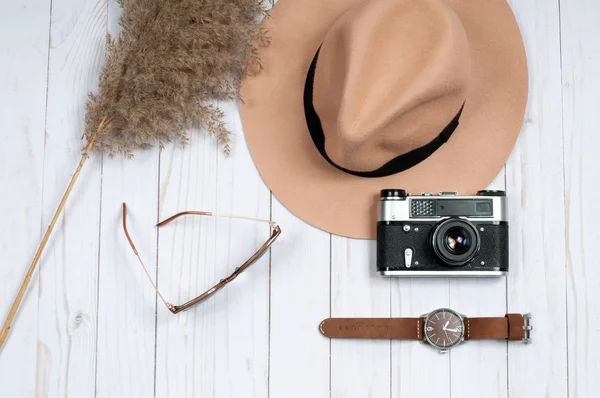 Módní doplňky, hodinky a stylový klobouk. — Stock fotografie