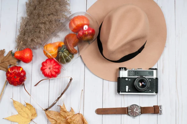 Accesorios de otoño para mujeres con hojas de otoño . — Foto de Stock