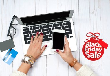 Tatil satış. Online alışveriş. Kredi kartı tutan ve dizüstü bilgisayar kullanan kadın.