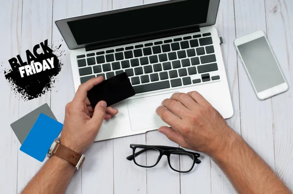 Holiday Online Shopping Concept. Man holding credit card and using laptop. — Stock Photo, Image