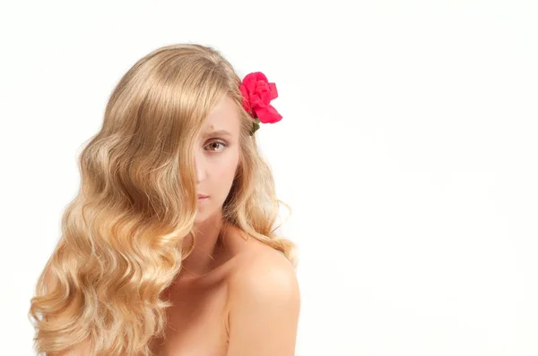 Portrait de femme blonde aux cheveux longs et sains. Beauté et spa, fille à la peau parfaite . — Photo