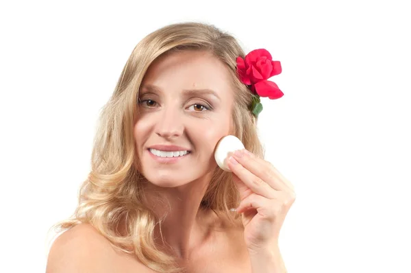 Retrato de mulher loira com cabelo longo e saudável. Beleza e spa, menina com pele perfeita . — Fotografia de Stock