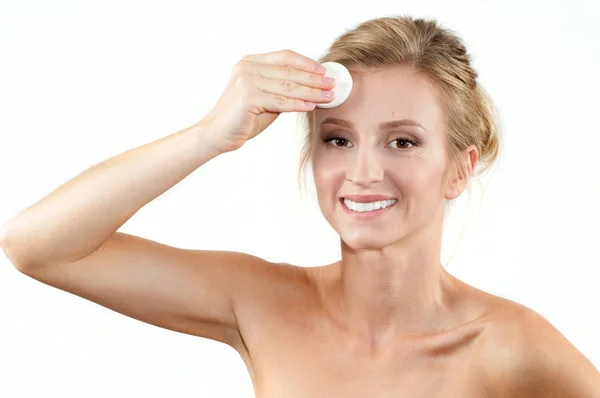 Hermosa mujer con piel fresca y clara. Concepto de spa y tratamiento facial . — Foto de Stock