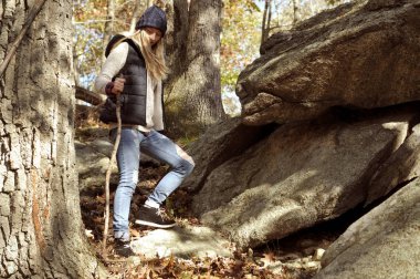 Kız dağlarda sonbahar ormanda yürüyüş. Yürüyüş ve seyahat