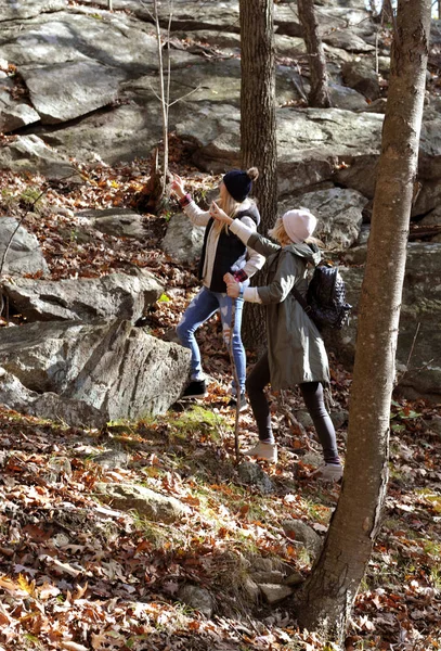 Chicas caminando en el bosque de otoño en las montañas. Senderismo y viajes — Foto de Stock