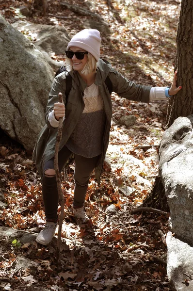 Meisje lopen in herfst bos in de bergen. Wandelen en reizen — Stockfoto