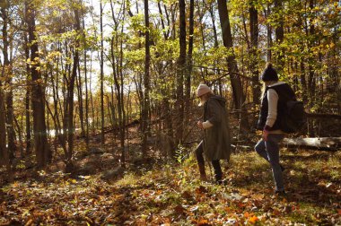 Kız dağlarda sonbahar ormanda yürümek. Yürüyüş ve seyahat