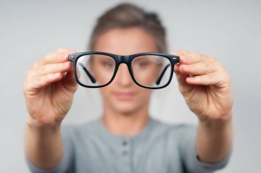 Kadın gözlükçü gözlük ve odak çerçevesi ile. 