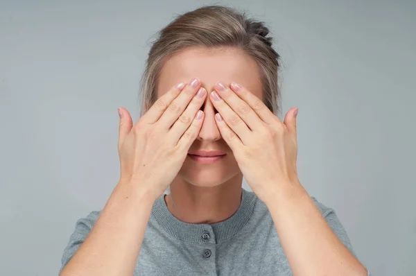 Trött kvinna i glasögon, täcker ansikte ögon händer — Stockfoto
