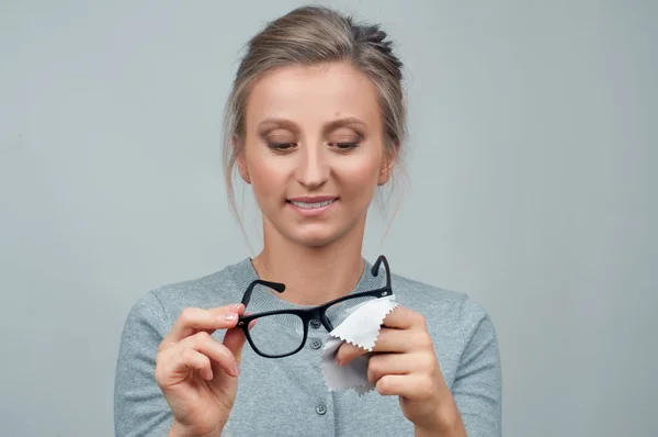 Молода жінка перевіряє нові окуляри — стокове фото