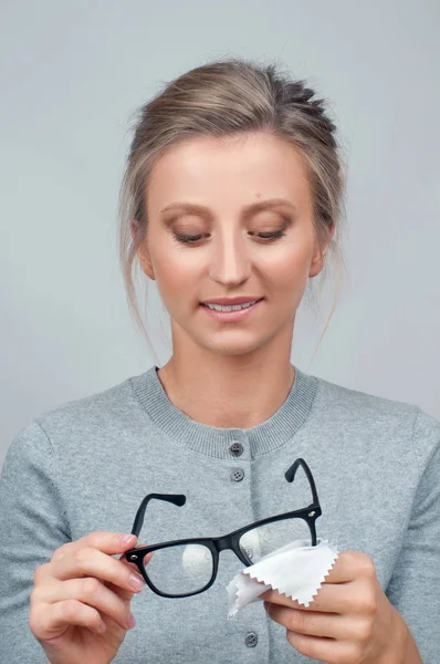 Young woman checking new eyeglasses — Stock Photo, Image
