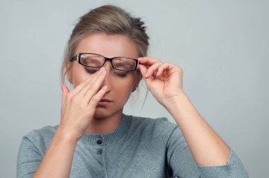 Yorgun gözler ağrı vardır. Gözlükçü ve gözlük