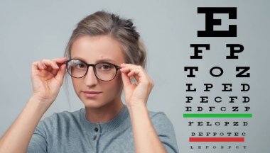Görme onay. Kadın göz arka planda bardaklarda test grafik