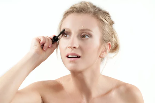 Schoonheid make-up en cosmetica. Mascara borstel — Stockfoto
