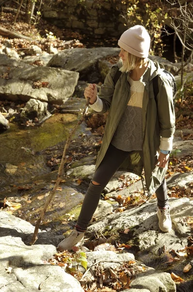 Πεζοπόρος περπάτημα σε Φθινοπωρινό δάσος στα βουνά. Πεζοπορία και ταξίδια — Φωτογραφία Αρχείου