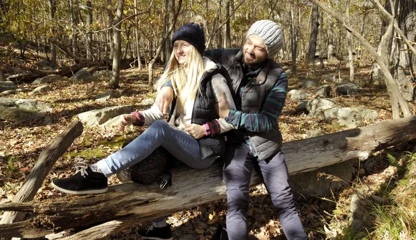 Paar sitzt im Herbstwald in den Bergen. Wandern und Reisen — Stockfoto