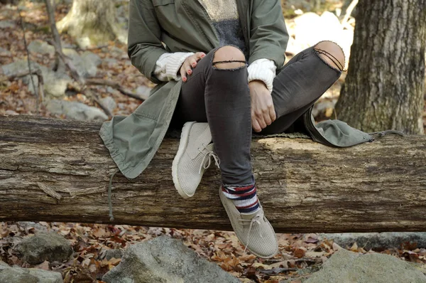 Το κορίτσι είναι κάθεται σε Φθινοπωρινό δάσος στα βουνά. Πεζοπορία και ταξίδια — Φωτογραφία Αρχείου