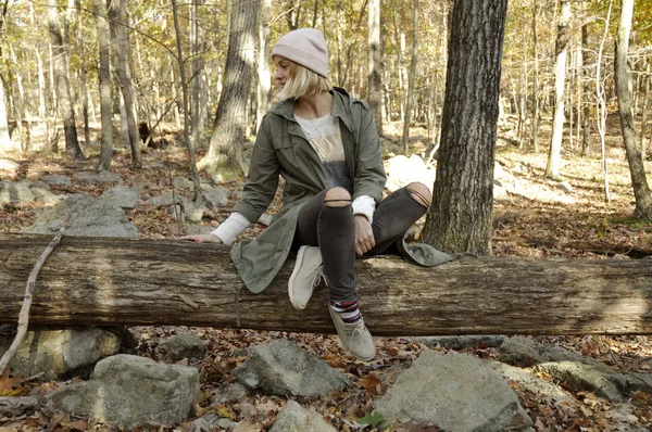 Meisje zit in de herfst bos in de bergen. Wandelen en reizen — Stockfoto