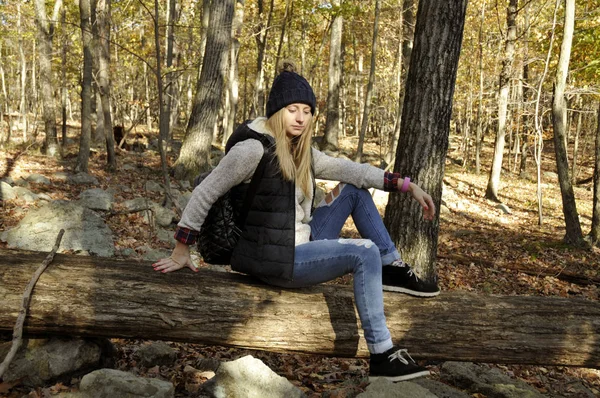 Fata stă în pădurea de toamnă din munţi. Drumeții și călătorii — Fotografie, imagine de stoc