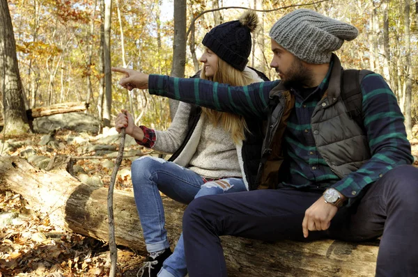 Пара сидит в осеннем лесу в горах. Туризм и путешествия — стоковое фото