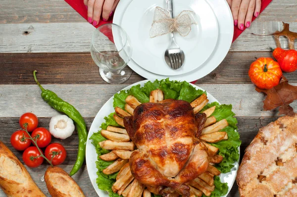 Dinde entière rôtie maison sur table en bois pour Thanksgiving . — Photo