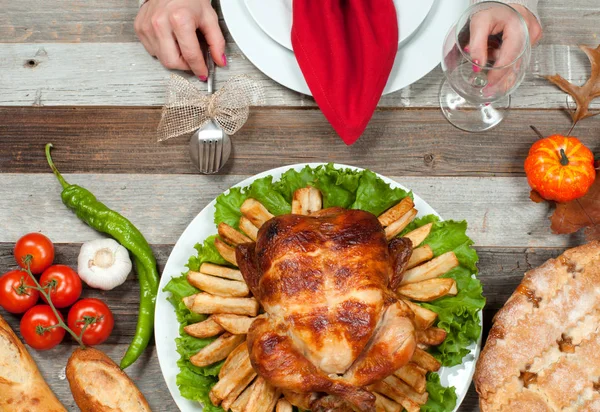 Dinde entière rôtie maison sur table en bois pour Thanksgiving . — Photo